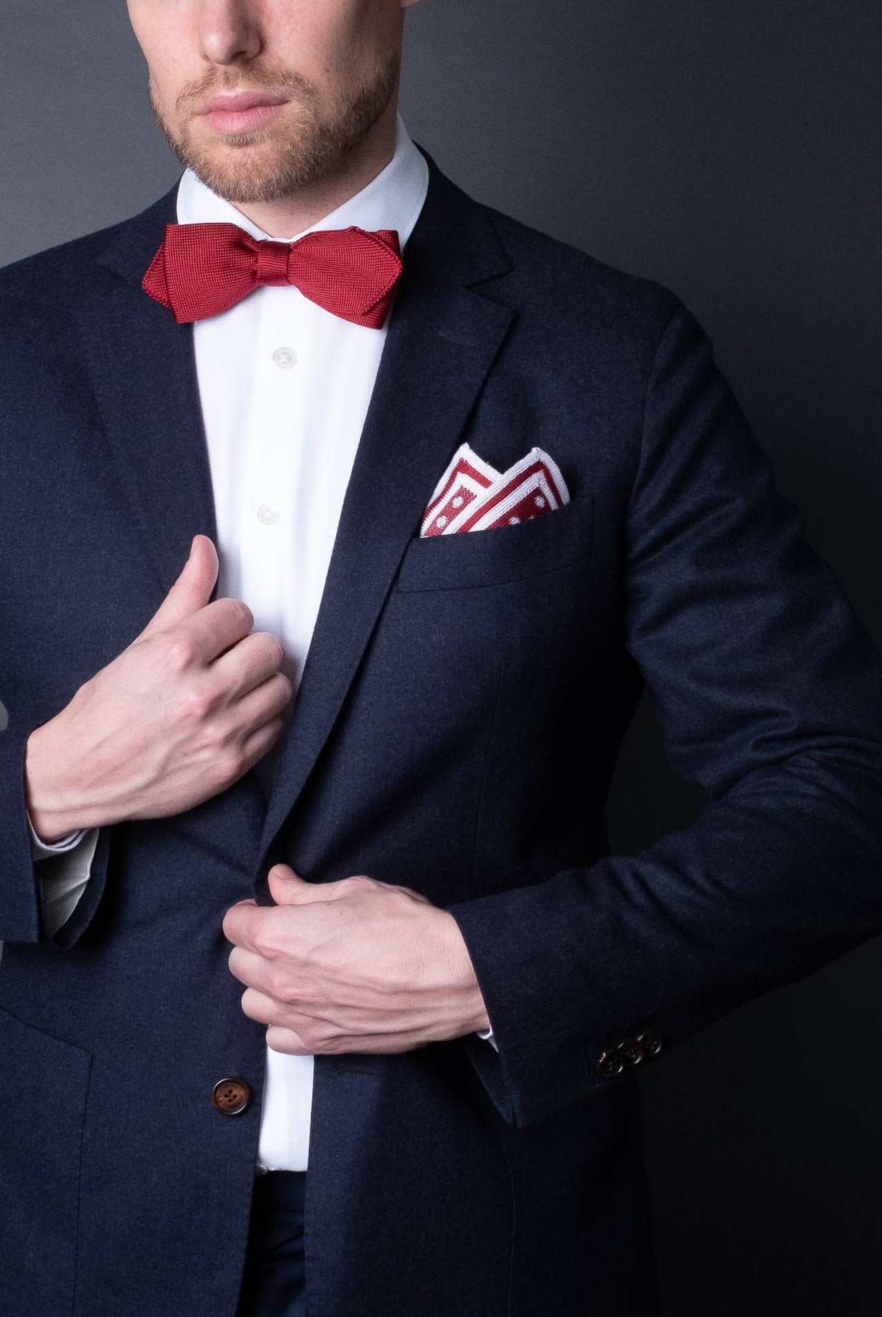 Red knitted pocket square with white dots in knitted silk with matching bow tie