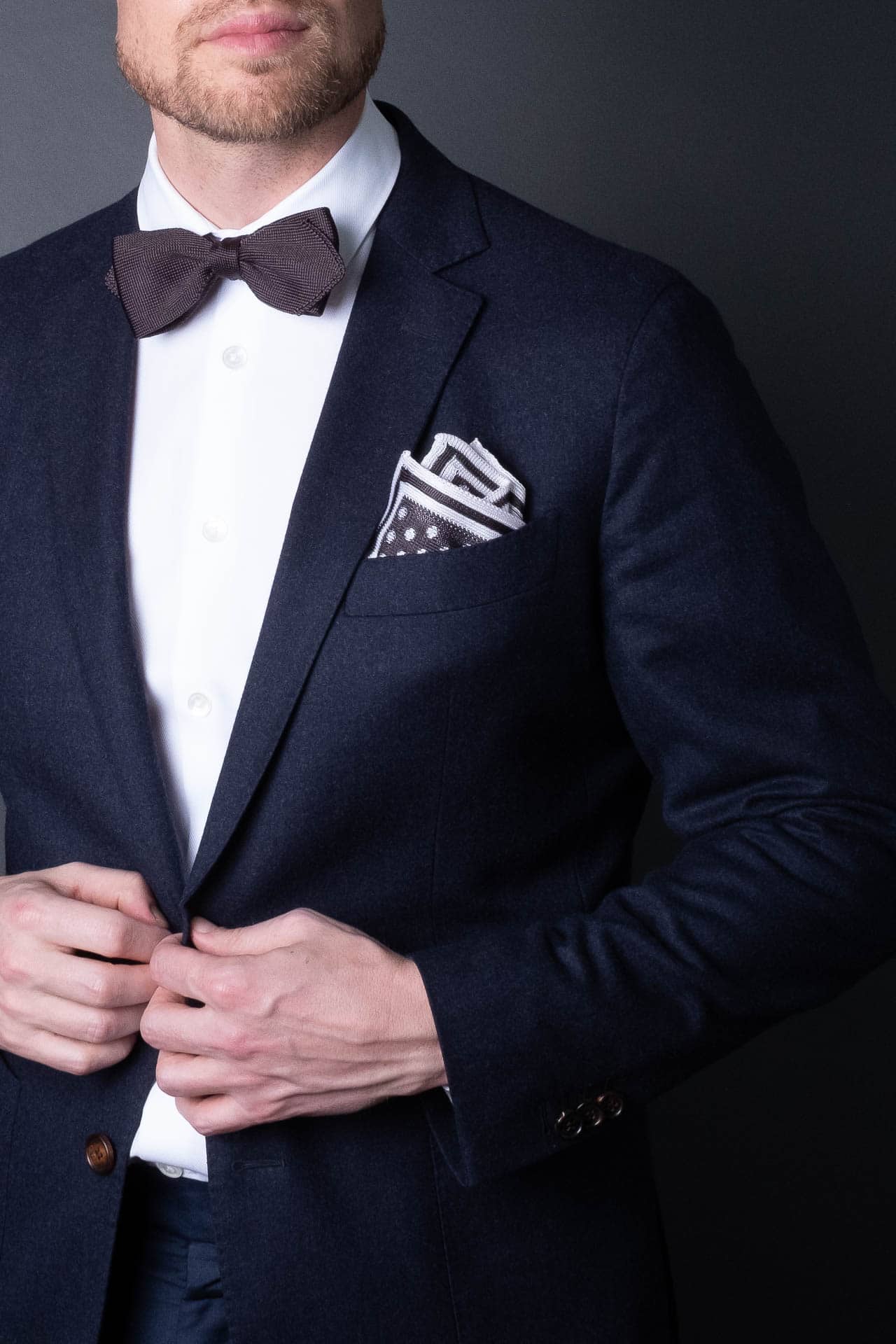 Gray knitted pocket square with white dots in knitted silk with matching bow tie