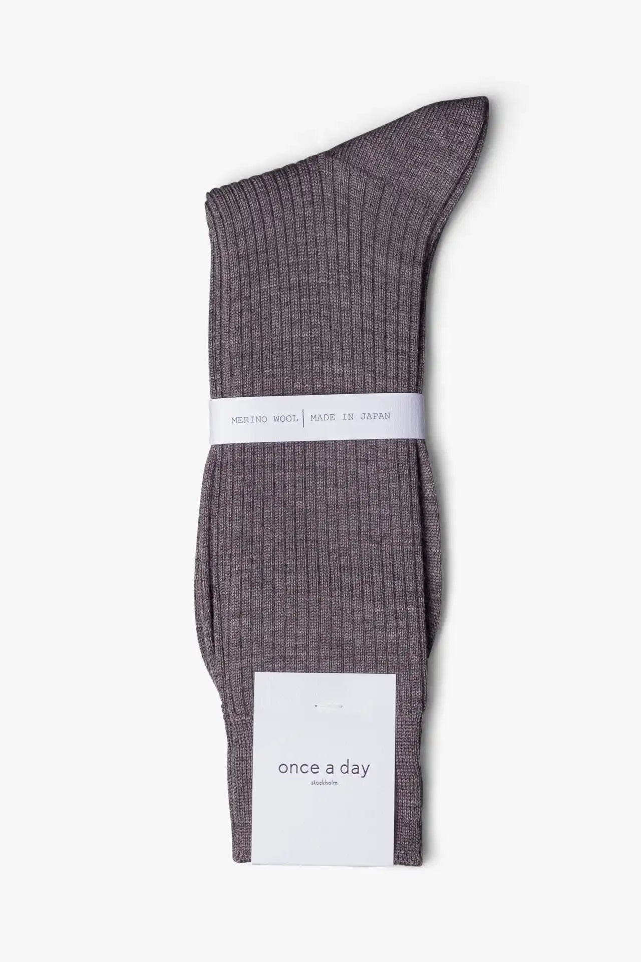 Gray dress socks in merino wool. Swedish design by once a day and produced by glenn clyde. Can we washed in warm water without shrinking.