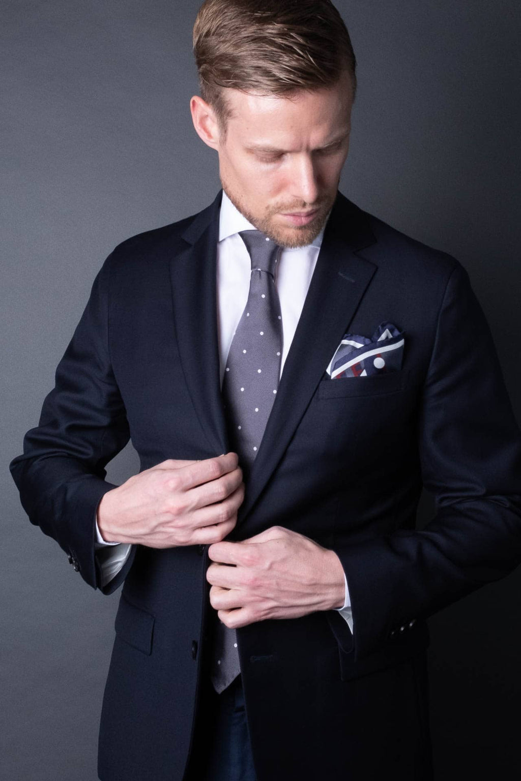 New York motive pocket square in silk, gray and blue