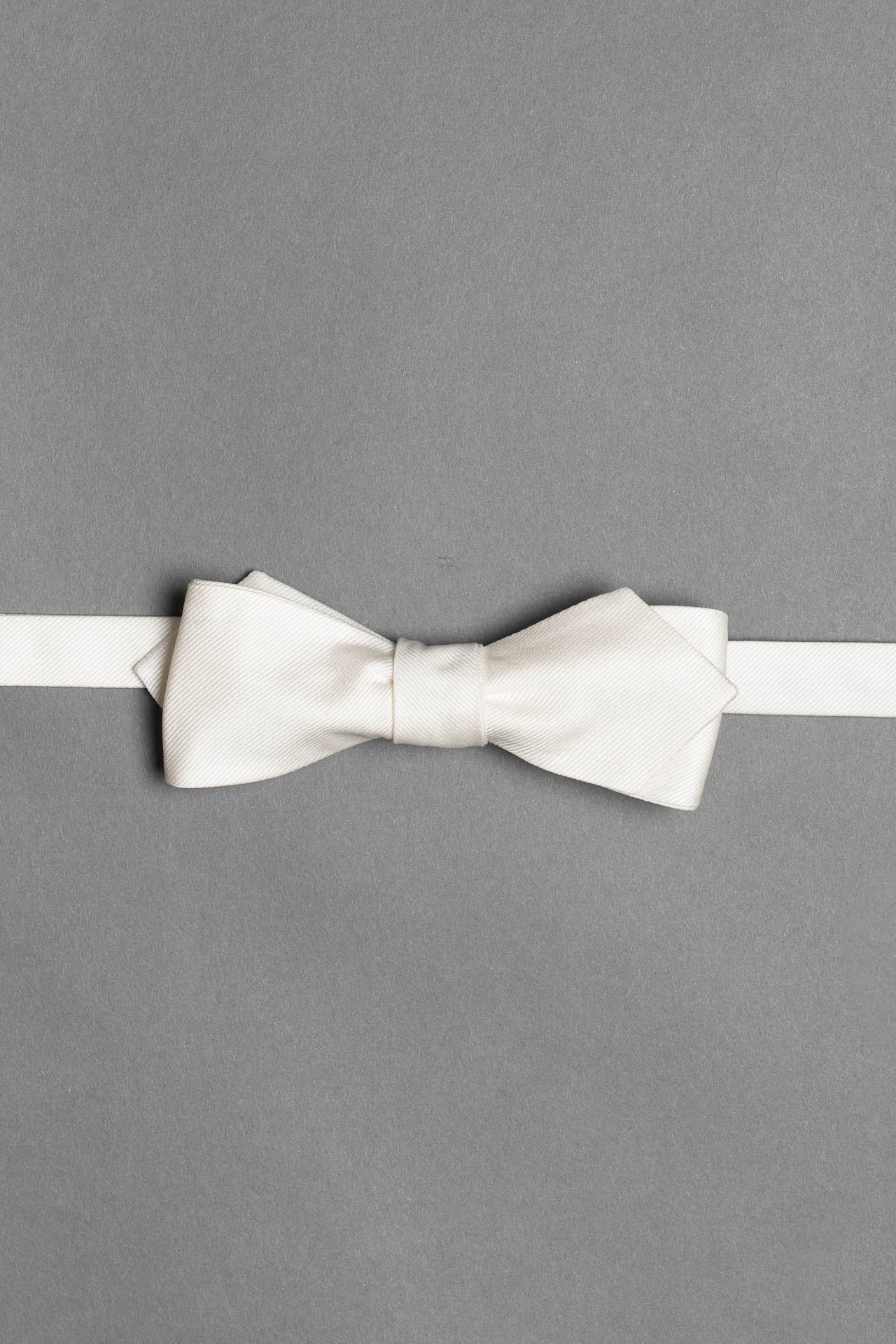white-formal-bow-tie-tuxedo-silk-woven-self-tying-onceaday-made-in-italy
