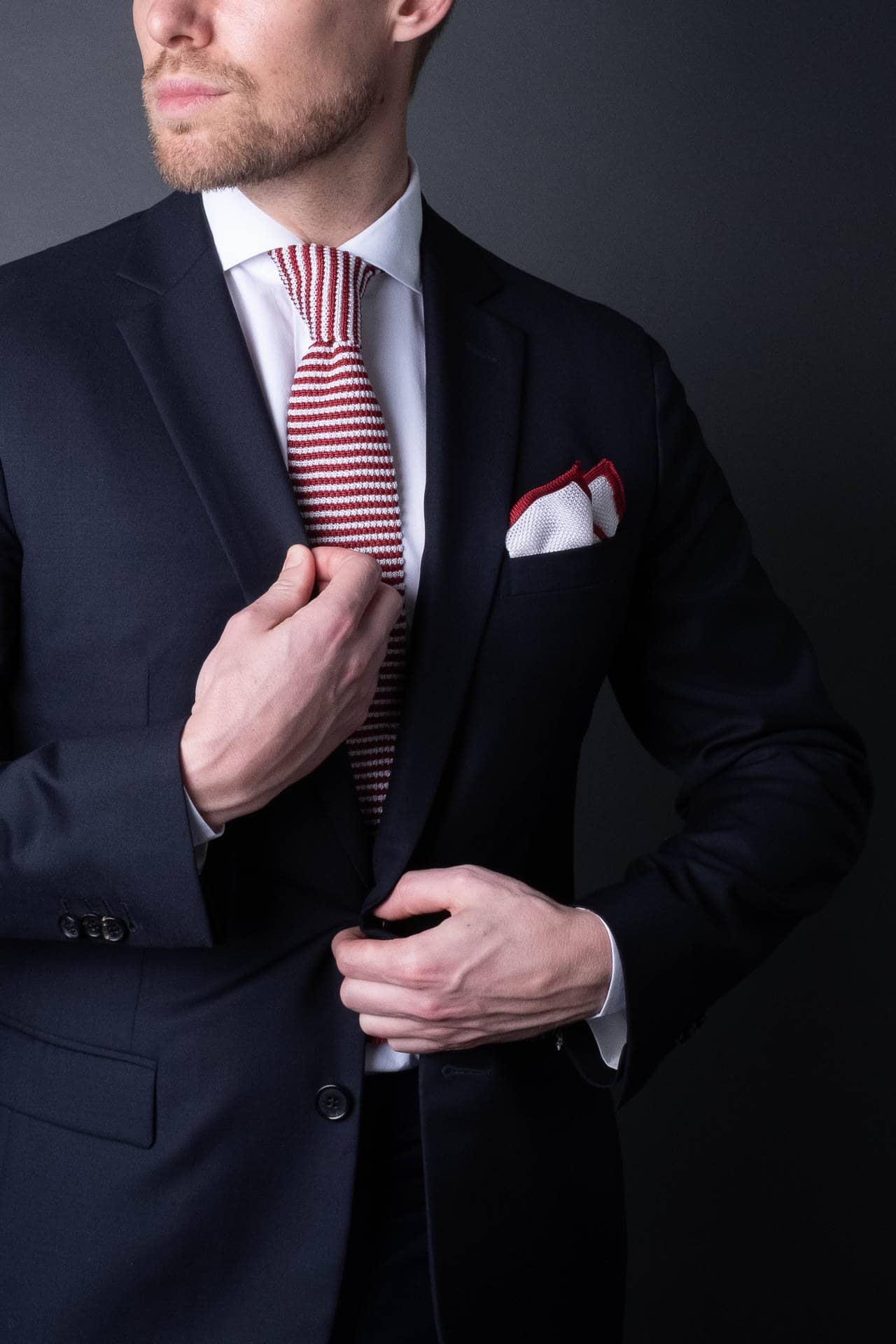 White knitted silk pocket square with red frame. Made in Italy paired with Matching tie.