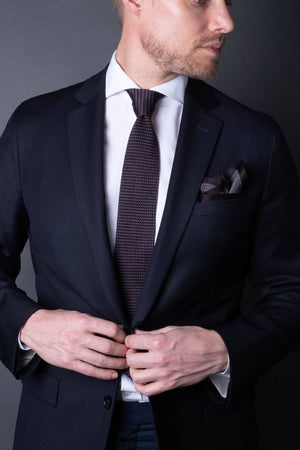Black-silk-knitted-tie-with-pointed-tip-made-in-italy-combo-matching-pocket-square