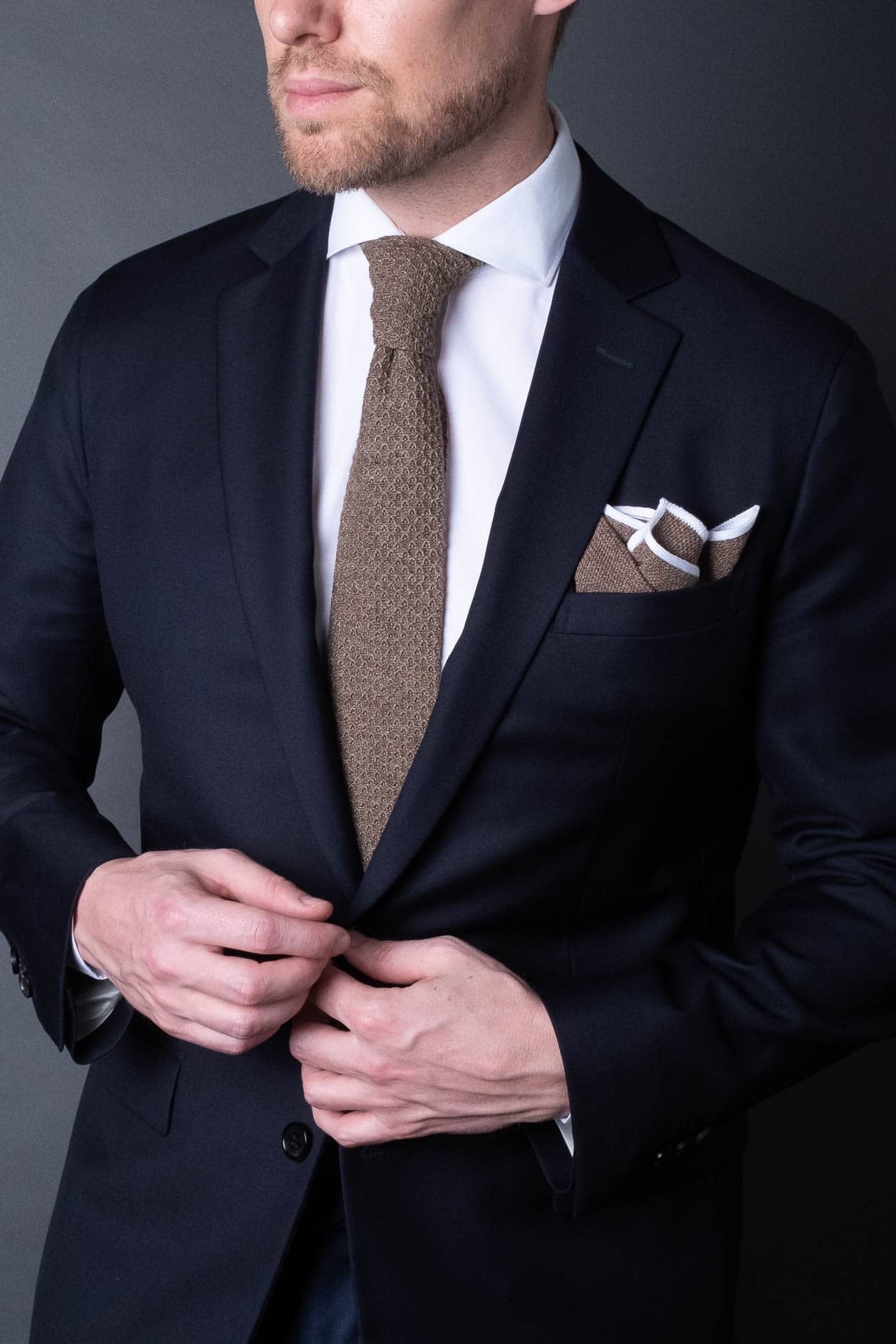 Brown-cotton-knitted-tie-with-square-tip-made-in-italy-combo-mathing-pocket-square