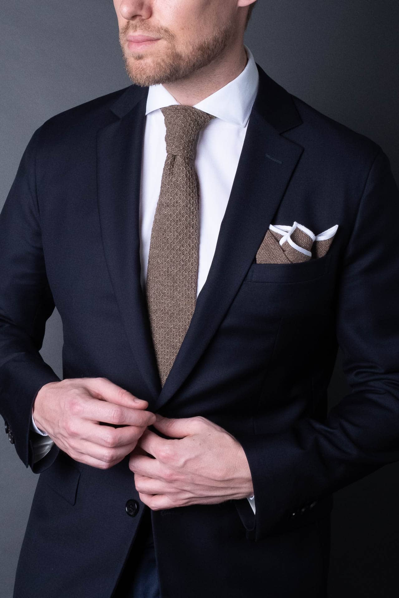Brown knitted pocket square with white boarder in knitted cotton with matching tie