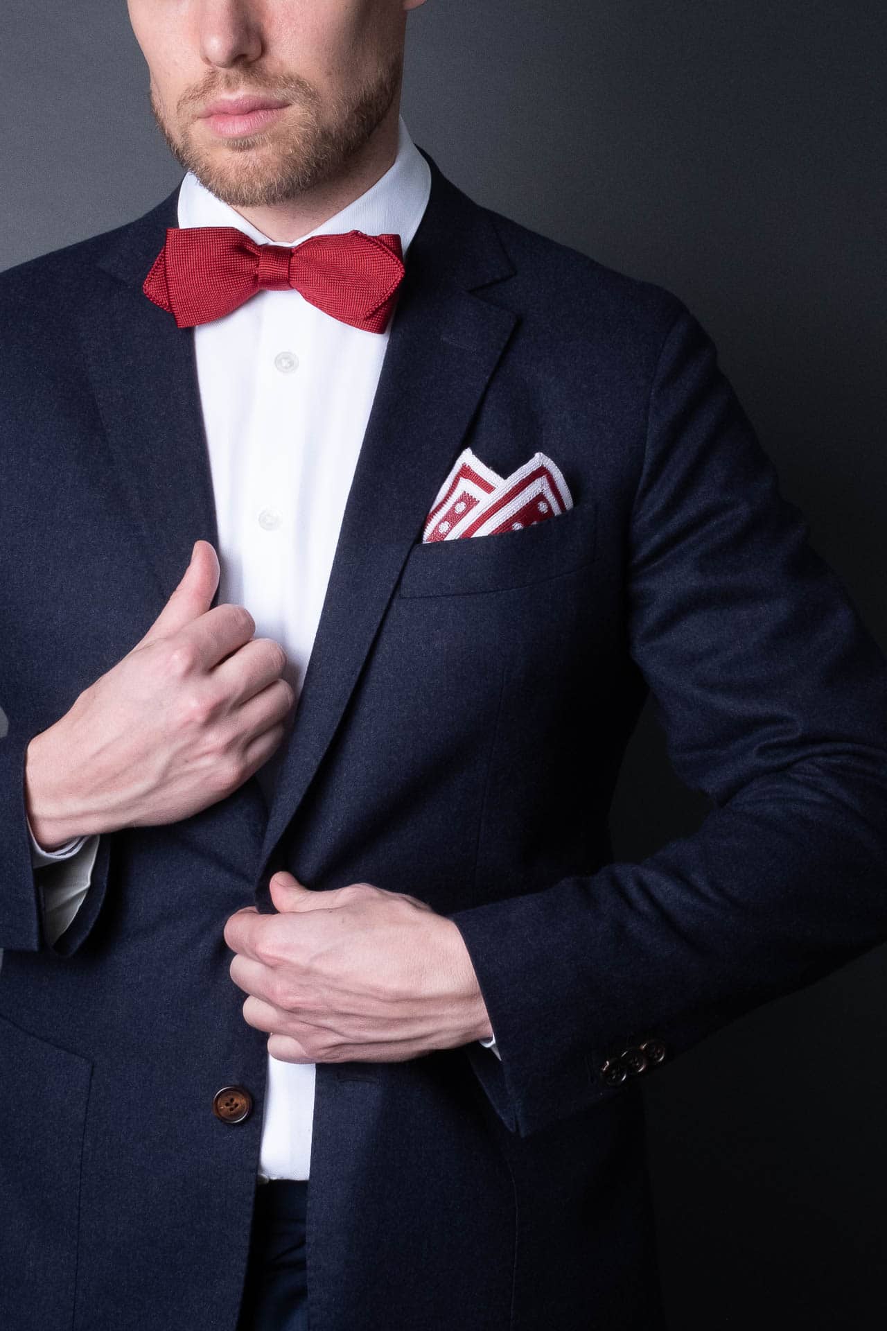 Red knitted pocket square with white dots in knitted silk with matching bow tie